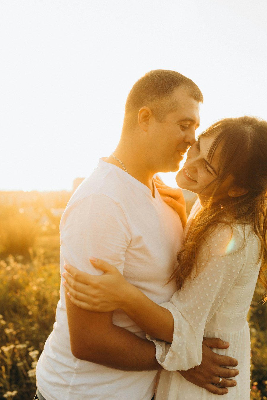Pareja sonriente que une sus frentes en un momento de conexión